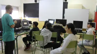 Los voluntarios impartieron un taller formativo a los alumnos beneficiados.