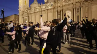 Miles de personas han bailado jotas en la plaza del Pilar para visibilizar el cáncer infantil.