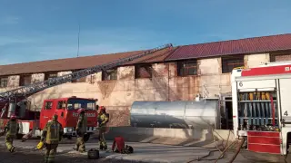 Los bomberos de la Diputación de Teruel, durante las tareas de extinción.