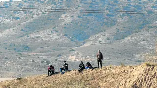 Vecinos de Andorra observan la demolición de la chimenea de la central térmica.
