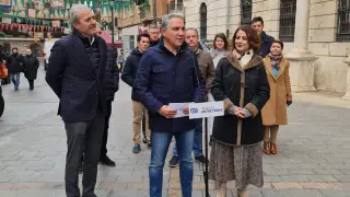 El coordinador general del PP, Elías Bendodo, escoltado en Teruel por Jorge Azcón y Emma Buj