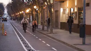 El nuevo carril bici de la calle Alcoraz de Huesca ha obligado a desmontar la terraza de un restaurante.