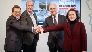 El director general del Real Zaragoza, Raúl Sanllehí, el alcalde, Jorge Azcón, el director general de Fundación Ibercaja, José Luis Rodrigo, y la coordinadora de ACNUR, Yolanda Andueza.