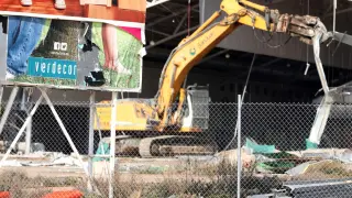 Las máquinas comienzan a demoler el edificio de Verdecora, en Plaza Imperial.
