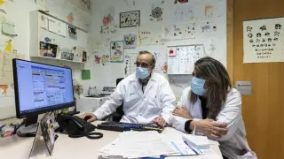 Los pediatras César García y Teresa Cenarro, en las consultas del Centro de Salud de Sagasta.