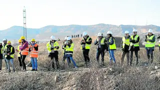 Trabajadores de Endesa presencian el derrumbamiento de la chimenea.