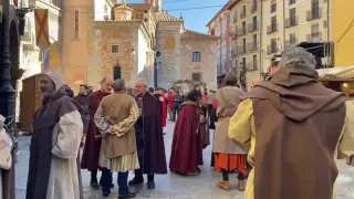 Para calmar la sed durante la celebración de las Bodas de Isabel 2023 en Teruel, nada mejor que una "cervisia" de la abadía de San Arnoldo de Ámbar.