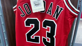 Camiseta de Michael Jordan por 325 dólares.