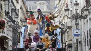 El Conde Salchichón acompañado de la comparsa de carnaval por la calle Alfonso de Zaragoza