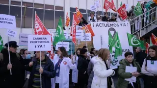 Concentración de los sindicatos sanitarios a las puertas del Miguel Servet en febrero de 2023