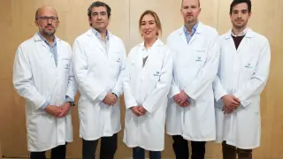 De izquierda a derecha, los doctores Javier Rodrigo, Julio Delgado, Cristina Selva, Fernando Albiñana y Álvaro Bernal.