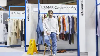 El diseñador Nacho Lamar, en su stand del Premio Allianz EGO Confidence in Fashion, dentro de la MBMFW.