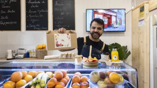 Enrique Hernández, creador de Kachonwaa, con su desayuno saludable para llevar