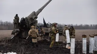 Las tropas ucranianas se preparan para disparar contra Bajmut.