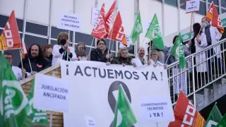 Movilización de los sindicatos CSIF, Comisiones Obreras y UGT este viernes a las puertas del Hospital Miguel Servet de Zaragoza