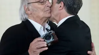 Carlos Saura y Antonio Banderas se abrazan en San Sebastián en 2017, pero su película sobre Picasso no salió adelante.