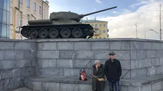 Una pareja, junto a un tanque de la Segunda Guerra Mundial en Jarkiv.