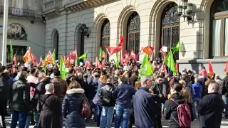 Protesta hoy de los trabajadores de HMTY Yudiar en la Plaza de España de Zaragoza.