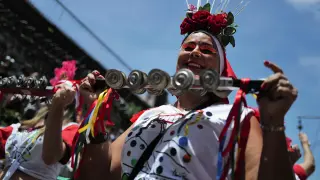 La fiesta del Carnaval se prende en Río de Janeiro tras la bendición del Rey Momo