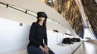 Una persona empleando gafas de realidad virtual.