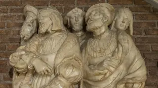 En primer plano, Carlos V y su hermano Fernando, rey de Bohemia y Hungría. En el centro, mirando al espectador, Francisco de los Cobos, secretario de Estado del monarca.