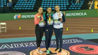Elena Guiu, en el podio de los 60 metros del Campeonato de España absoluto.