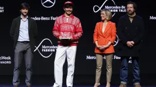 El diseñador Aitor Goikoetxea tras ganar el premio Mercedes-Benz Fashion Talent.