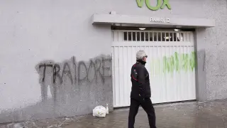 La sede de Vox con pintadas ofensivas tras las declaraciones de Olona.