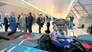 Uno de los invitados prueba el simulador del equipo Fordzilla P1, concebido para la competición de eSports