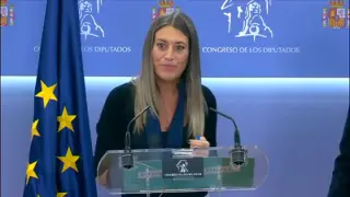 La portavoz de JxCat en el Congreso, Miriam Nogueras, ha apartado una bandera de España antes de dar una rueda de prensa en la Cámara Baja, lo que ha provocado las críticas de Vox y de Ciudadanos.