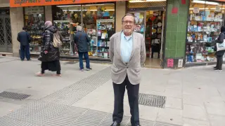 Antonio Corvinos, propietario del 'Supermercado del hogar' a las puertas de su establecimiento en la calle de San Miguel 45 de Zaragoza.