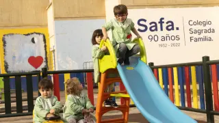 Niños de Infantil jugando en el recreo.