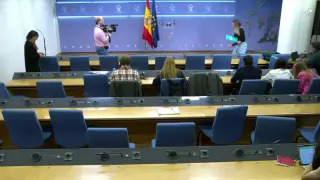 Quejas en el Congreso al apartar JxCat una bandera de España ante la prensa