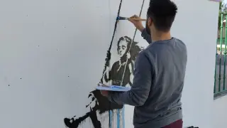 El artista de Híjar Álex Mirasol pinta en una de las paredes del colegio andorrano.