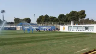 La plantilla del Real Zaragoza, a las 12.20 de este miércoles, al salir del vestuario una hora y 40 minutos después de la hora prevista de comienzo del entrenamiento.