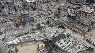 Edificios derruidos en la ciudad de Hatay (Turquía) tras los terremotos, a vista de dron.