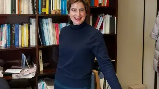 Isabel Sanz, paciente de cáncer de pulmón, en su despacho de la Universidad de Zaragoza.