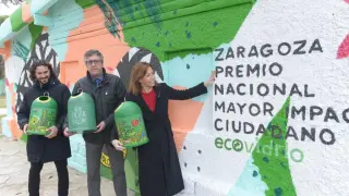 Natalia Chueca y representantes de Ecovidrio, ante el mural en el Parque Grande de Zaragoza