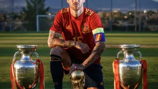 Sergio Ramos posa con los trofeos conseguidos con la selección española de futbol