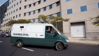 Un vehículo de la Guardia Civil entra en el garaje de la Audiencia Provincial de Santa Cruz de Tenerife.
