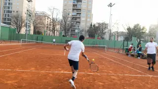 Varios aficionados durante un partido de tenis en Zaragoza.