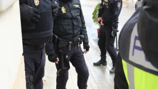 Agentes de la Policía Nacional han detenido en Valencia a dos hermanos, de 30 y 35 años, que intentaron acceder a un hospital de la ciudad con un cuchillo y una pistola de balines con la intención de agredir al personal médico.