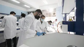 Alumnos en el laboratorio del Centro de FP Corona de Aragón.