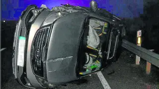 El coche del conductor detenido quedó volcado en la carretera tras la colisión mortal.