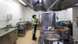 Cocina del comedor social de las Hijas de la Caridad de Zaragoza.