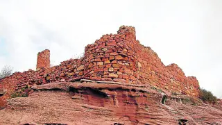 Las murallas y el torreón del castillo de los Ares, en peligro de derrumbamiento.