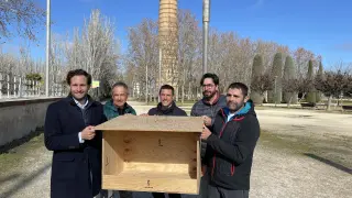 Presentación de la caja nido que se colocará en la Chimenea de la Azucarera para combatir las palomas en Monzón