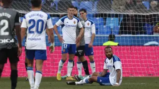 Los jugadores del Real Zaragoza, abatidos, tras caer 1-4 ante el Alavés en el último partido como locales en La Romareda.