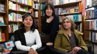 Brenda Martínez (izquierda), Pilar Adón (de pie) y Sara Mesa, este viernes, en la librería Cálamo de Zaragoza.