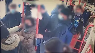 Este vídeo de la Policía Nacional capta varios robos de teléfonos móviles en el tranvía de Zaragoza. Los agentes han detenido a dos personas como autores de estos hurtos.